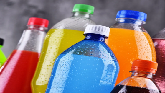 ضريبة جديدة على المشروبات المُحلاة في السعودية بدءا من 2026