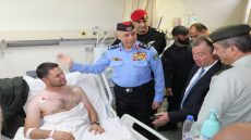 مديرا المخابرات والأمن يعودان مصابي المداهمة الأمنيّة في الرمثا (صورة)