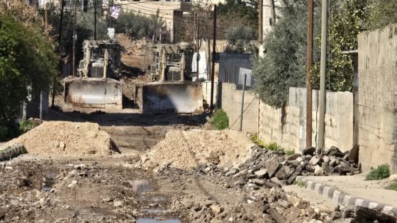 الاحتلال ينفذ عمليات تفجير وتجريف في مخيم جنين