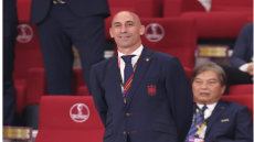 رشق رئيس الاتحاد الاسباني السابق بالبيض في حفل اطلاق كتابه