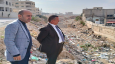 رئيس لجنة بلدية الزرقاء يتفقد موقع السيل الشرقي