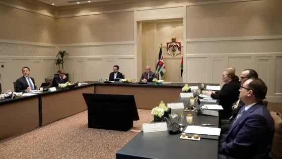 الملك من قصر الحسينية: تسهيل رحلة المستثمر وجذب استثمارات كبرى