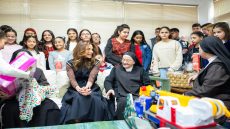 الملكة رانيا تشارك مجموعة من الأطفال احتفالهم بعيد الميلاد في جمعية مار منصور الخيرية