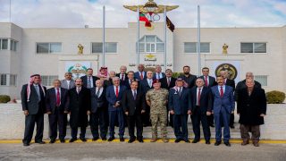 الملك يلتقي متقاعدين عسكريين خدموا معه في القوات الخاصة (صور)