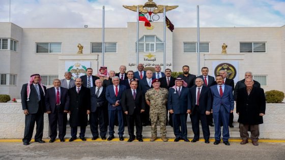 الملك يلتقي متقاعدين عسكريين خدموا معه في القوات الخاصة (صور)