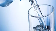 “مضغ الماء” .. طريقة جديدة لترطيب الجسم وتحسين الهضم