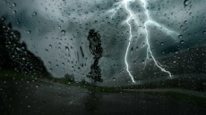 المنخفض يشتد ليلًا .. أمطار غزيرة في طريقها إلى عمّان وتحذيرات للمواطنين