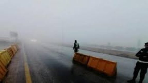 إدارة السير تحذر السائقين من “انعدام الرؤية” وتجمعات المياه على الطرقات