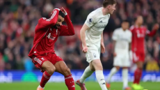 لاعب ليفربول: صلاح يخلق المشاكل .. ألا يعرف “الباب”؟