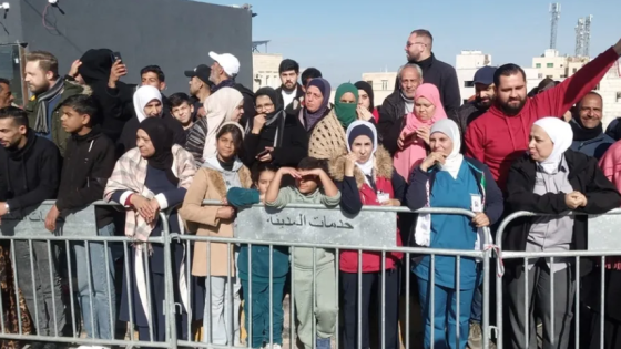 تجمّع حاشد أمام مستشفى الأميرة بسمة في إربد ترحيبا بزيارة الملك