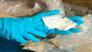 الأجهزة الأمنية المصرية تلقي القبض على أستاذة “تجميل أردنية شهيرة” بعد محاولتها تهريب مخدرات باستخدام طرف صناعي