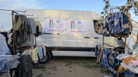 “الخيرية الهاشمية” والحملة الأردنية توزعان كسوة للأطفال في قطاع غزة
