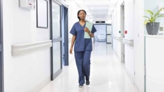 توقيف ممرضة بعد تسليم مهامها لخطيبها أثناء مناوبتها