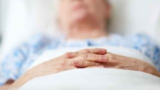 مسن يودي بحياة زوجته ويتركها في المقعد الأمامي لسيارته