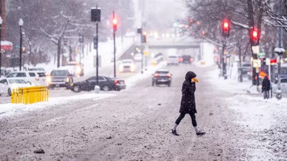 عاصفة قوية تضرب الولايات المتحدة بالثلوج والأمطار المتجمدة