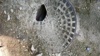 منهل مكسور في نفق الخامس يبطئ حركة السير