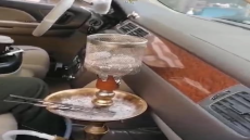 إدارة السير تضبط سائقًا يدخن الأرجيلة أثناء القيادة