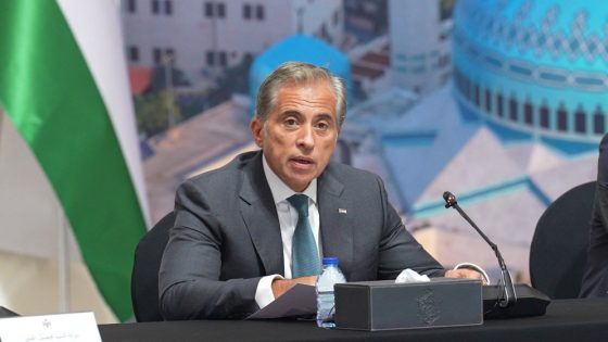 رئيس الوزراء يهنئ القيادة الهاشمية والأردنيين بحلول شهر رمضان