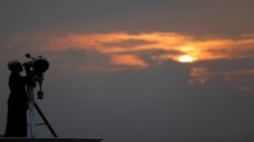 تحري هلال رمضان الثلاثاء وسط تأكيدات فلكية باستحالة رؤيته… ودول تحدد الخميس غرّة الشهر