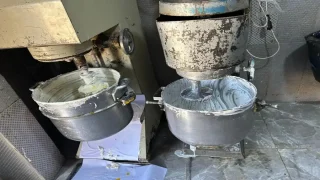 الغذاء والدواء تغلق مشغل حلويات مخالفاً (صور)