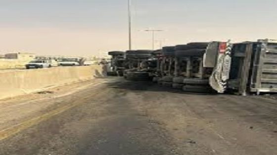 انقلاب شاحنة على طريق الضليل باتجاه الزرقاء يسبب أزمة مرورية