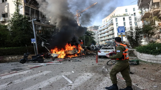 صاروخ عنقودي يُلحق إصابات عديدة بعد سقوطه في مناطق وسط “تل أبيب”