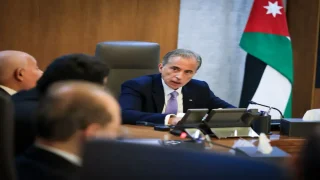 بلاغ حكومي: منع استخدام المركبات الحكوميَّة إلا للأغراض الرَّسمية.. وإيقاف سفر الوفود واللِّجان الرَّسميَّة إلى الخارج لشهرين