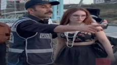 شرطي يمنع معلمة من دخول مدرستها في تركيا بسبب “طول تنورتها” ويثير جدلاً واسعاً