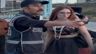 شرطي يمنع معلمة من دخول مدرستها في تركيا بسبب “طول تنورتها” ويثير جدلاً واسعاً