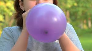 أثناء الاحتفال بالعيد .. طفلة تدخل بغيبوبة بعد ابتلاع بالون في مصر