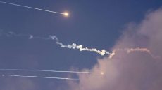 صفارات الإنذار تدوي في وسط “إسرائيل” إثر هجوم صاروخي مزدوج