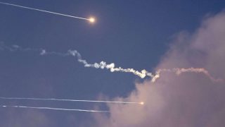 صفارات الإنذار تدوي في وسط “إسرائيل” إثر هجوم صاروخي مزدوج