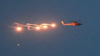 “إسرائيل” تقصف مناطق في جنوب لبنان رغم دخول وقف إطلاق النار حيز التنفيذ