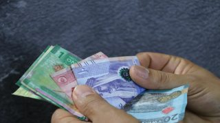 ممرضة بمستشفى الأميرة بسمة تعيد محفظة تحتوي على 1372 ديناراً لصاحبها