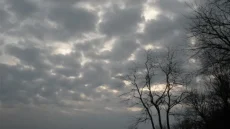 أجواء غائمة وباردة وأمطار خفيفة متفرقة الاربعاء