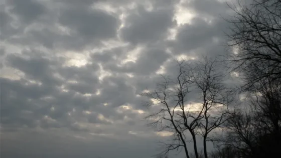 أجواء غائمة وباردة وأمطار خفيفة متفرقة الاربعاء