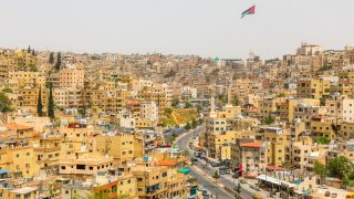 أجواء مغبرة وتحذيرات من تدني الرؤية الأفقية