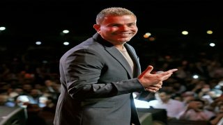 المحكمة تُصدر قراراً جديداً ضد عمرو دياب في قضية الشاب المصفوع