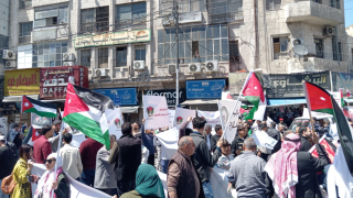 بدء توافد الأردنيين للمشاركة بوقفة ومسيرة وطنية أمام الحسيني نصرة لفلسطين وتأييداً للملك (صور)