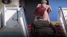 سيدة الغموض .. من هي ناتالي هارب؟ وسر الحقيبة الحمراء على طائرة الرئيس الامريكي ترامب