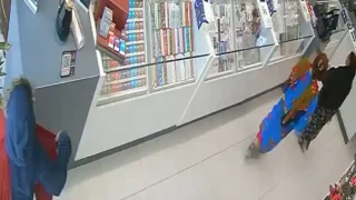 الأردن: فتيات يسرقن محلاً تجارياً في عمان.. اخفاء المسروقات في ‘العباءات’