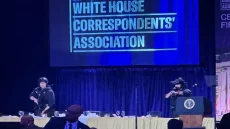 شاهد .. لقطات من كاميرا مراقبة لحظة إطلاق مسلح النار على الرئيس الأمريكي (فيديو) (video)