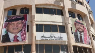 هيئة الإعلام تعمم بحظر النشر في قضية قتل أب لأبنائه الثلاثة