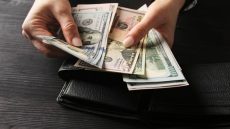 الدولار يستقر مع تراجع الآمال بشأن إنهاء الحرب في الشرق الأوسط