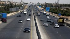 تحويل السير 6 ساعات لإزالة جسر المشاة أمام جامعة عمان الأهلية