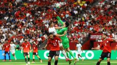 الفيفا يمنع مدافع منتخب مصر من التدريب قبل مواجهة إيران