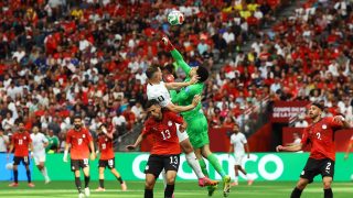 الفيفا يمنع مدافع منتخب مصر من التدريب قبل مواجهة إيران