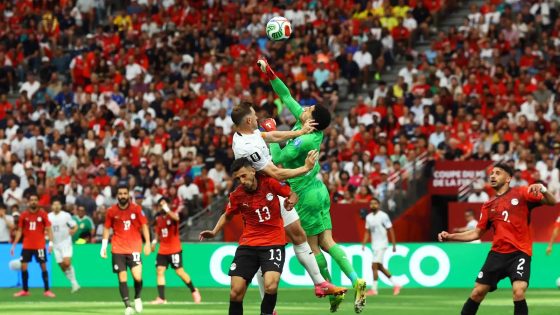 الفيفا يمنع مدافع منتخب مصر من التدريب قبل مواجهة إيران