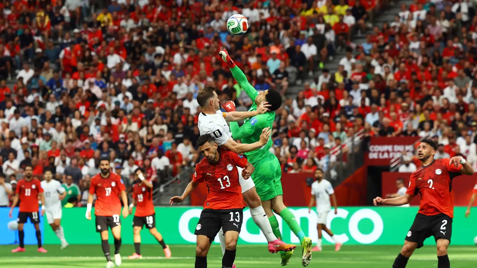 الفيفا يمنع مدافع منتخب مصر من التدريب قبل مواجهة إيران