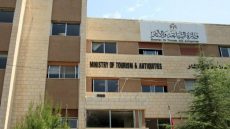 موظفة تتهجم على مكتب وزير السياحة وتغلق بابه والأمن يتدخل